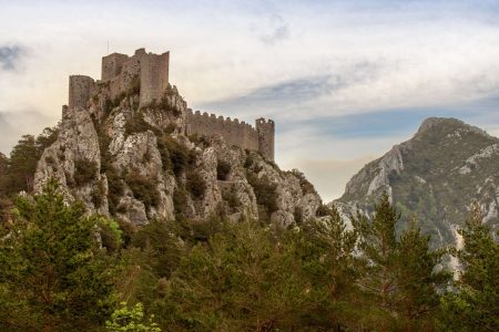 Visiter les Châteaux Cathares en van : un voyage dans l’histoire