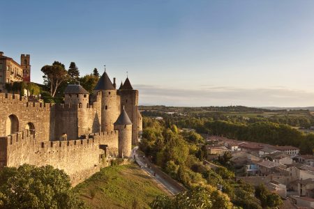 Visiter la Cité de Carcassonne en van : un voyage dans le temps