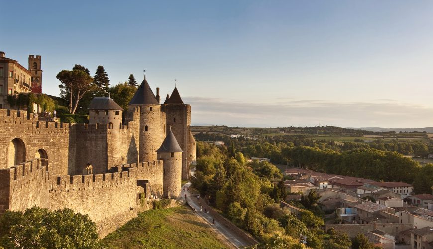 Visiter la Cité de Carcassonne en van : un voyage dans le temps